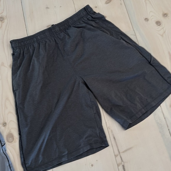 2 pairs Men's Loose-Fit Gym Shorts - Black and Gray - Picture 7 of 8